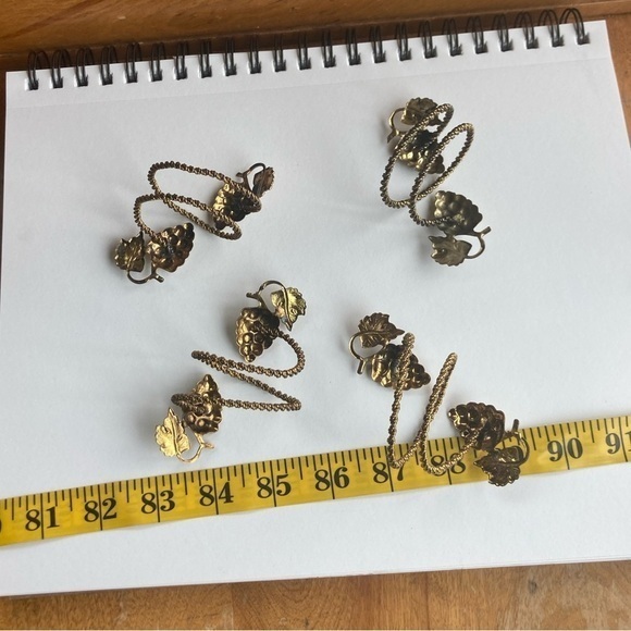 🍇🍇 4 Gold brass look grape napkin rings - or bracelets?!? - Picture 1 of 7